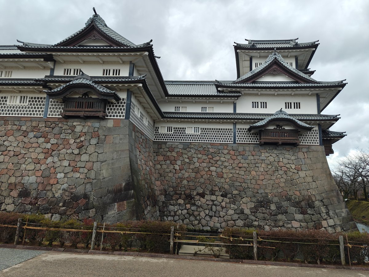 Hishi-yagura turret from moat side