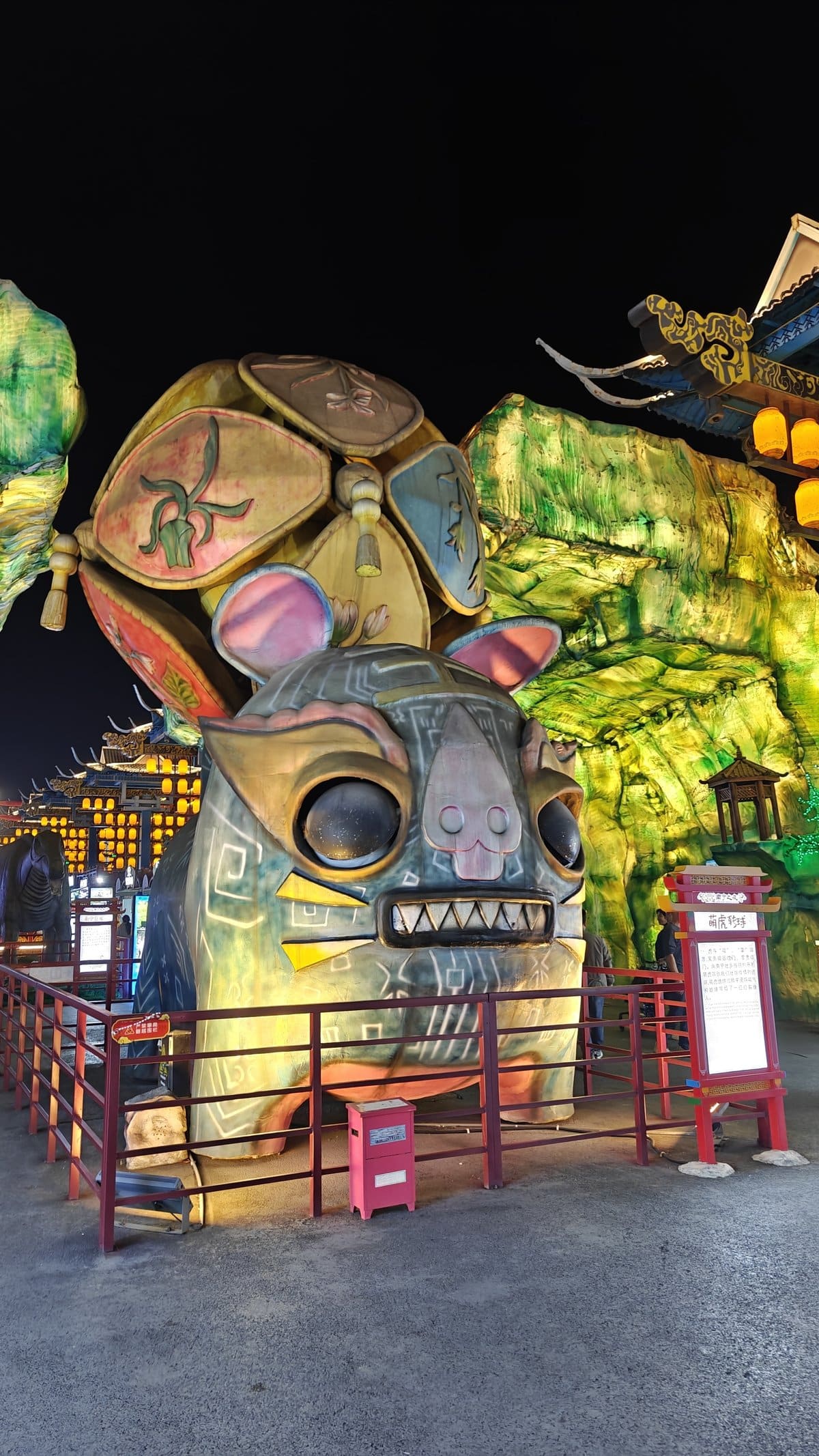 Illuminated monster with drums