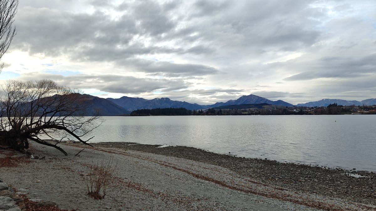 Lake Wanaka pebble shore