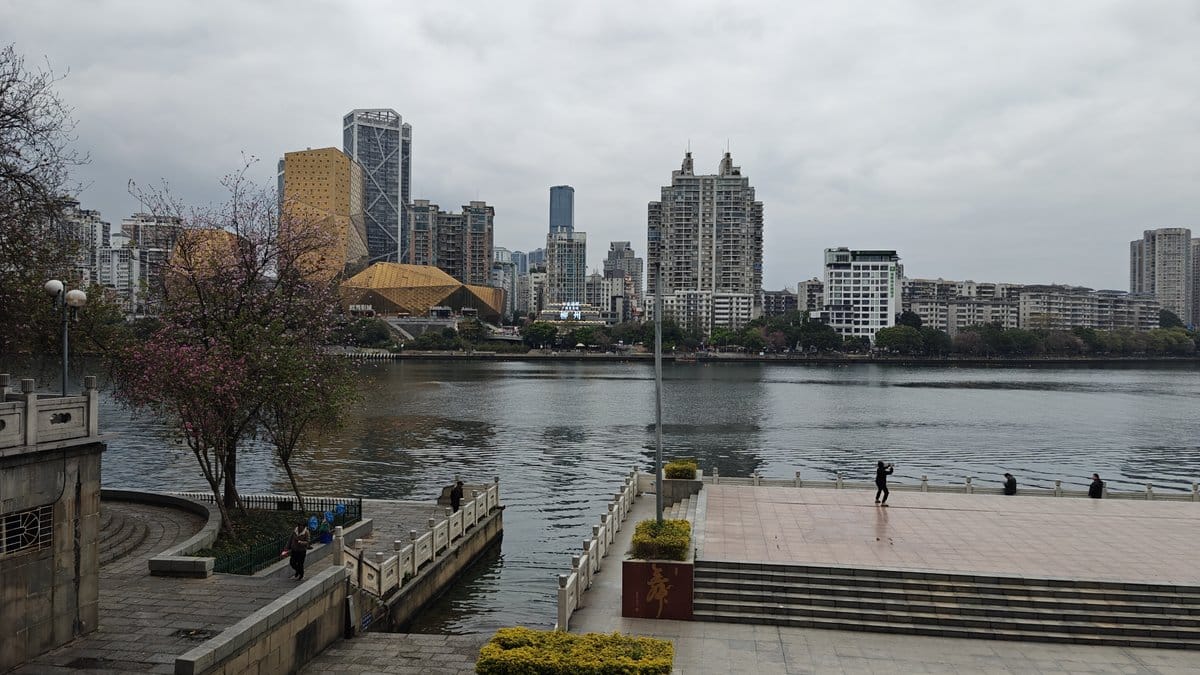 Liujiang River panorama flowering trees