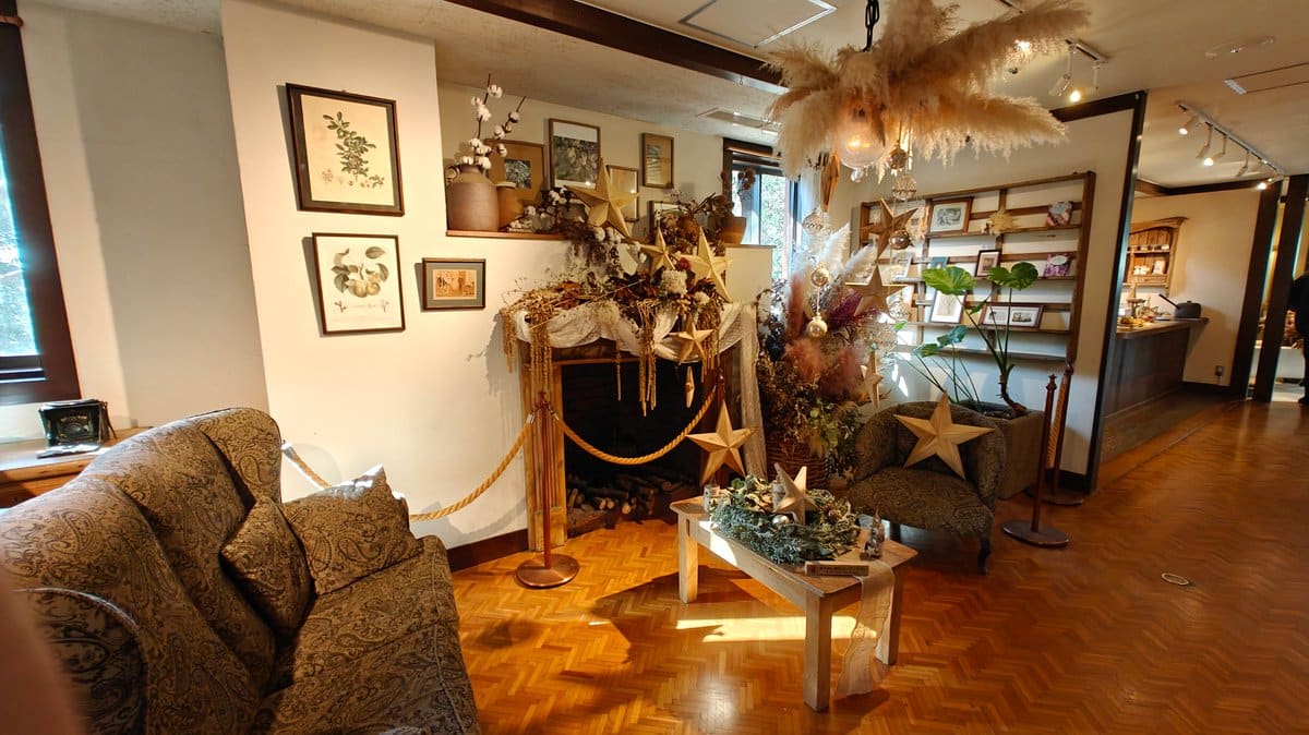 Lounge with sofas and a dried-flower display