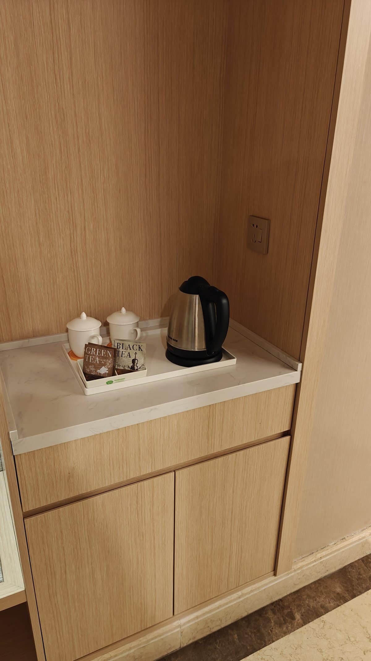 Mini-bar kettle and tea set