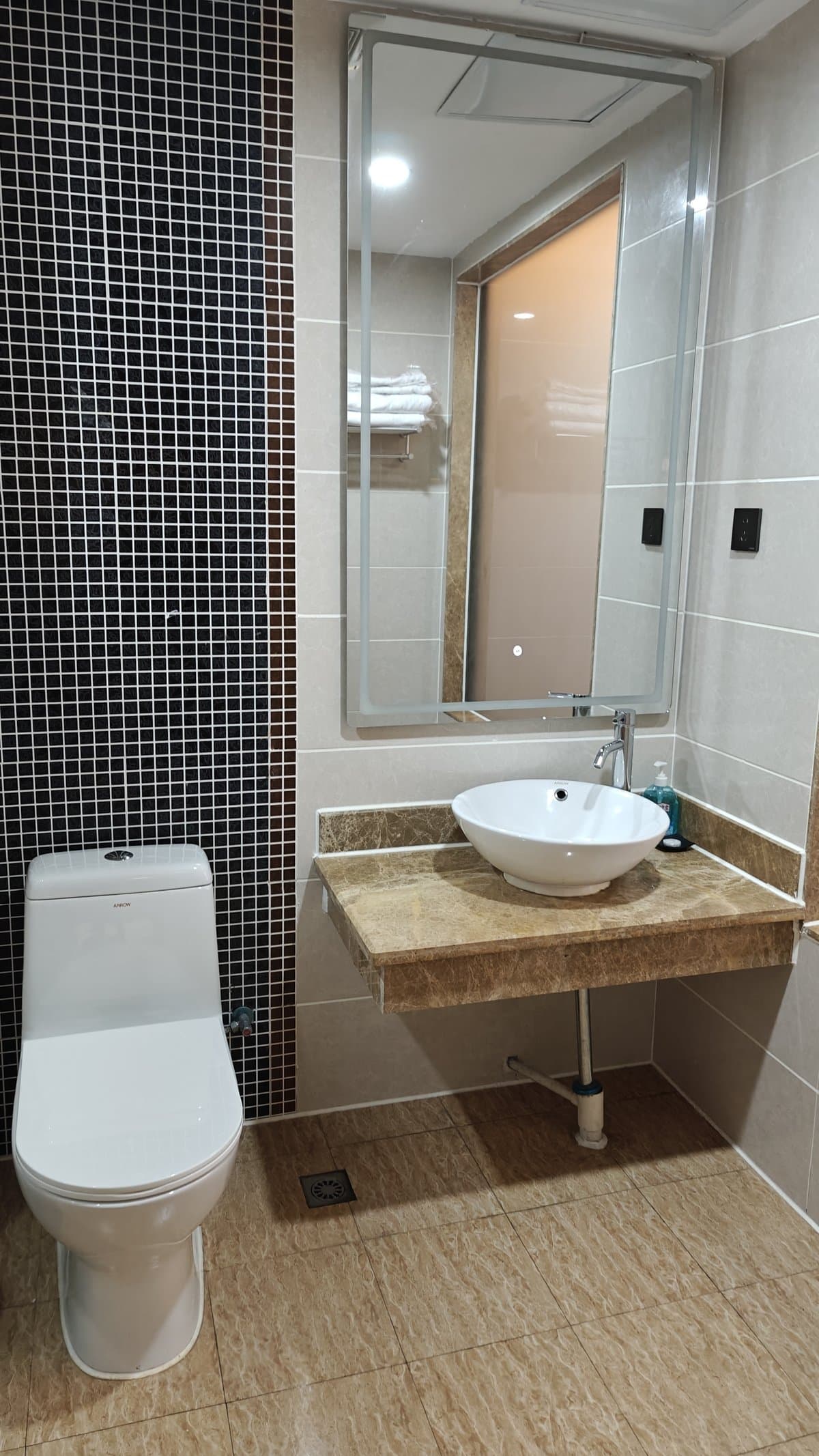 Modern bathroom round sink