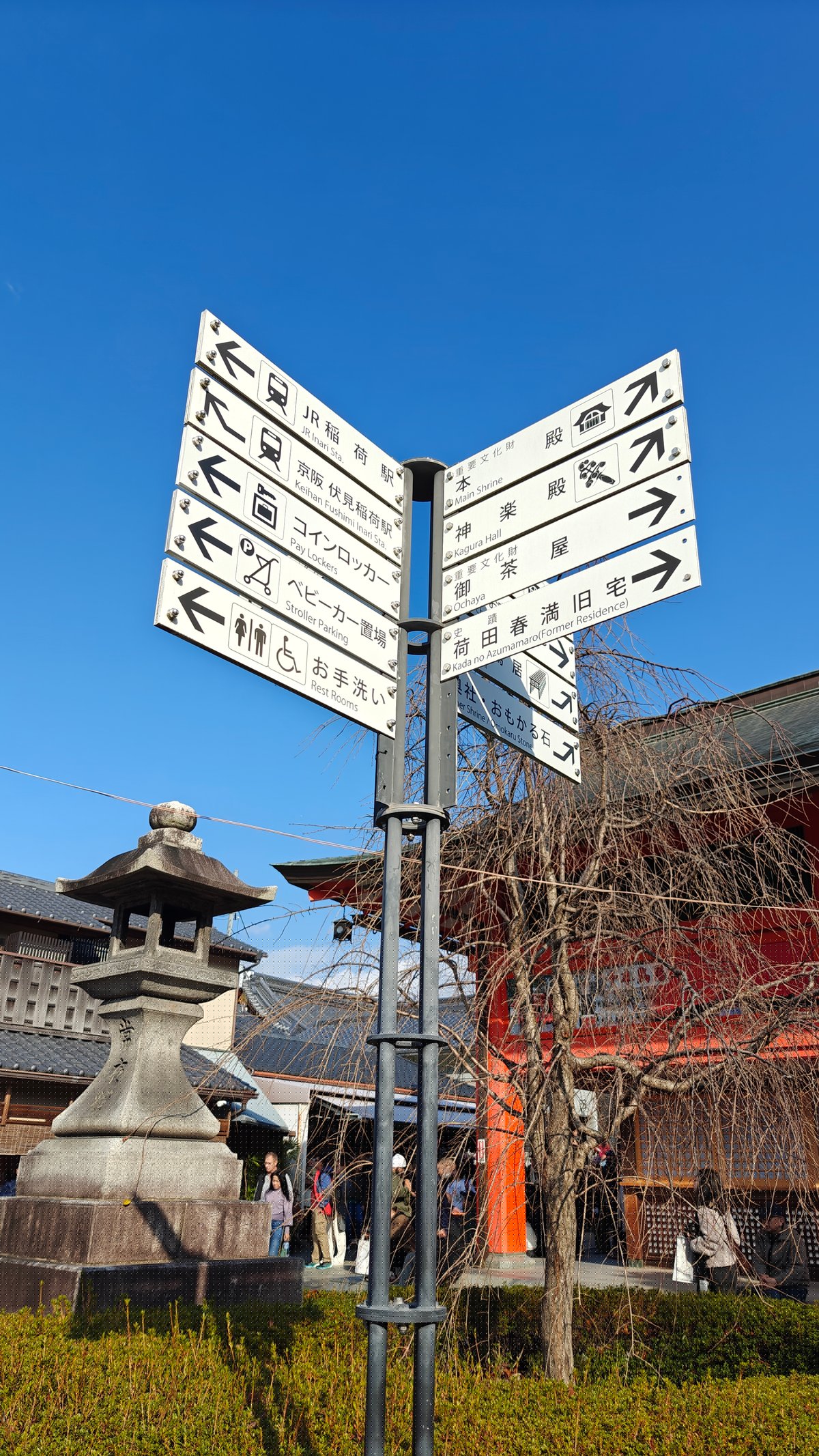Multi-directional signpost with stacked arrow signs