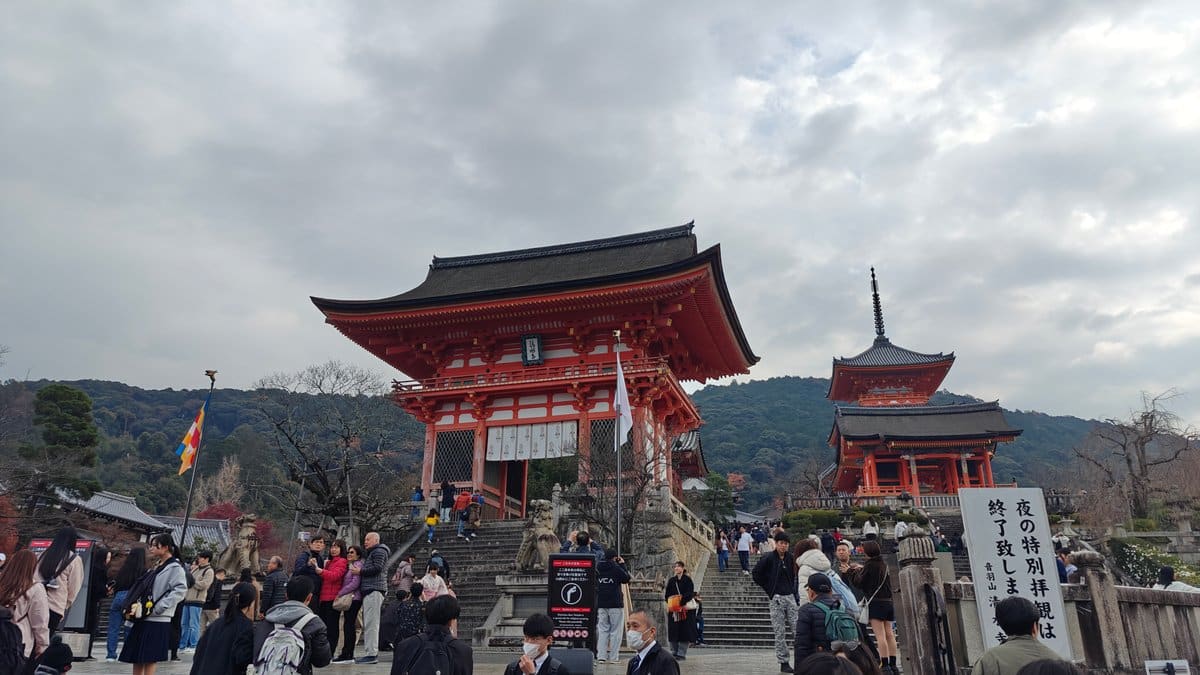 Nio-mon (仁王門) main gate on approach, with the