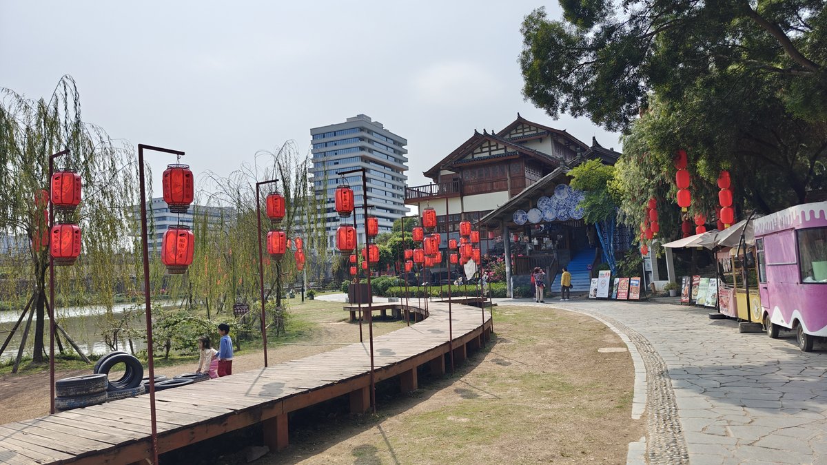 Outdoor area red lantern poles