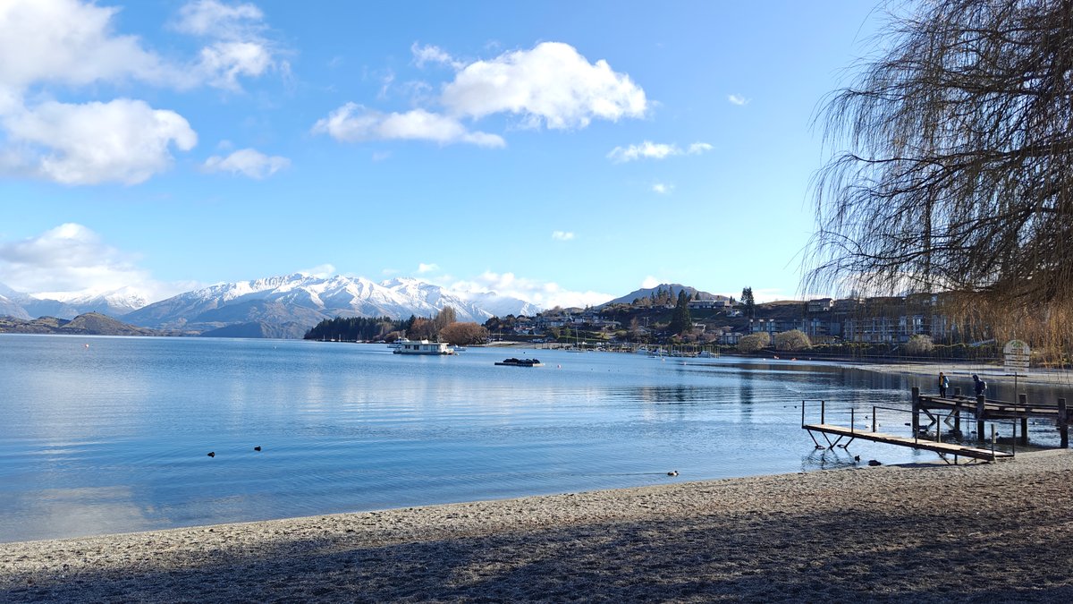 Panoramic sweep of Wanaka lakefront