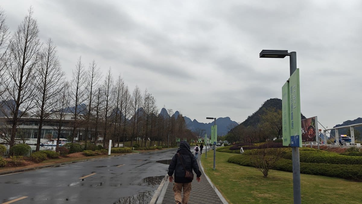 Path into the scenic resort
