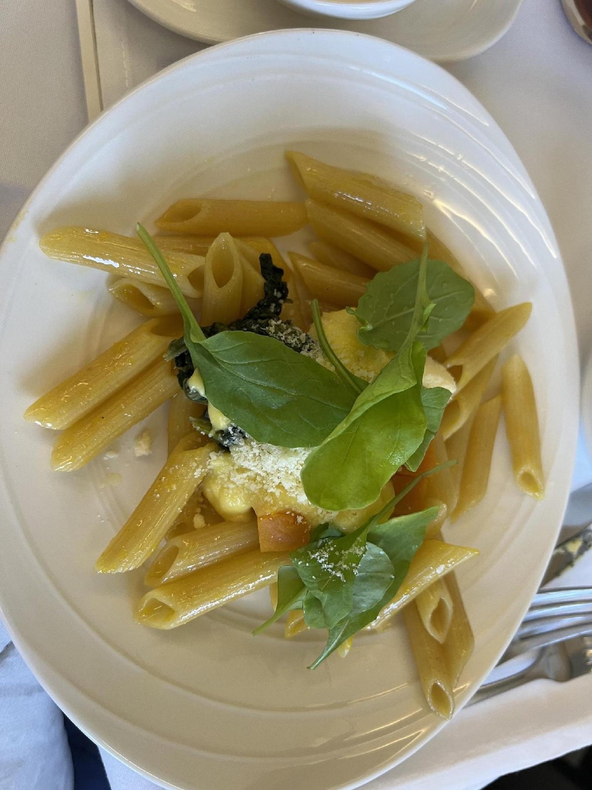 Penne pasta with arugula and cheese