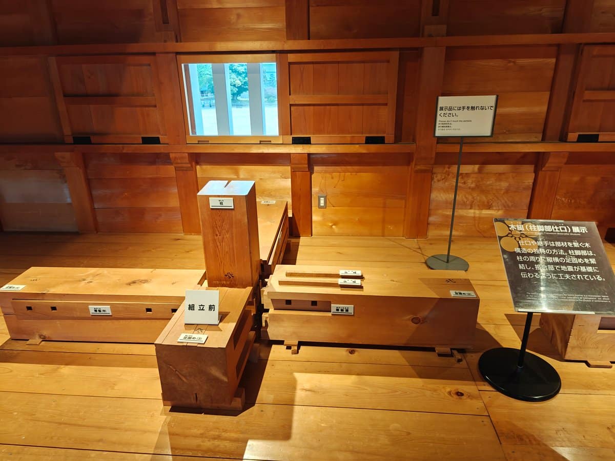 「木組(柱脚部仕口)展示」(pillar-base joinery exhibit) in the 組立前 (before-assembly) state:
