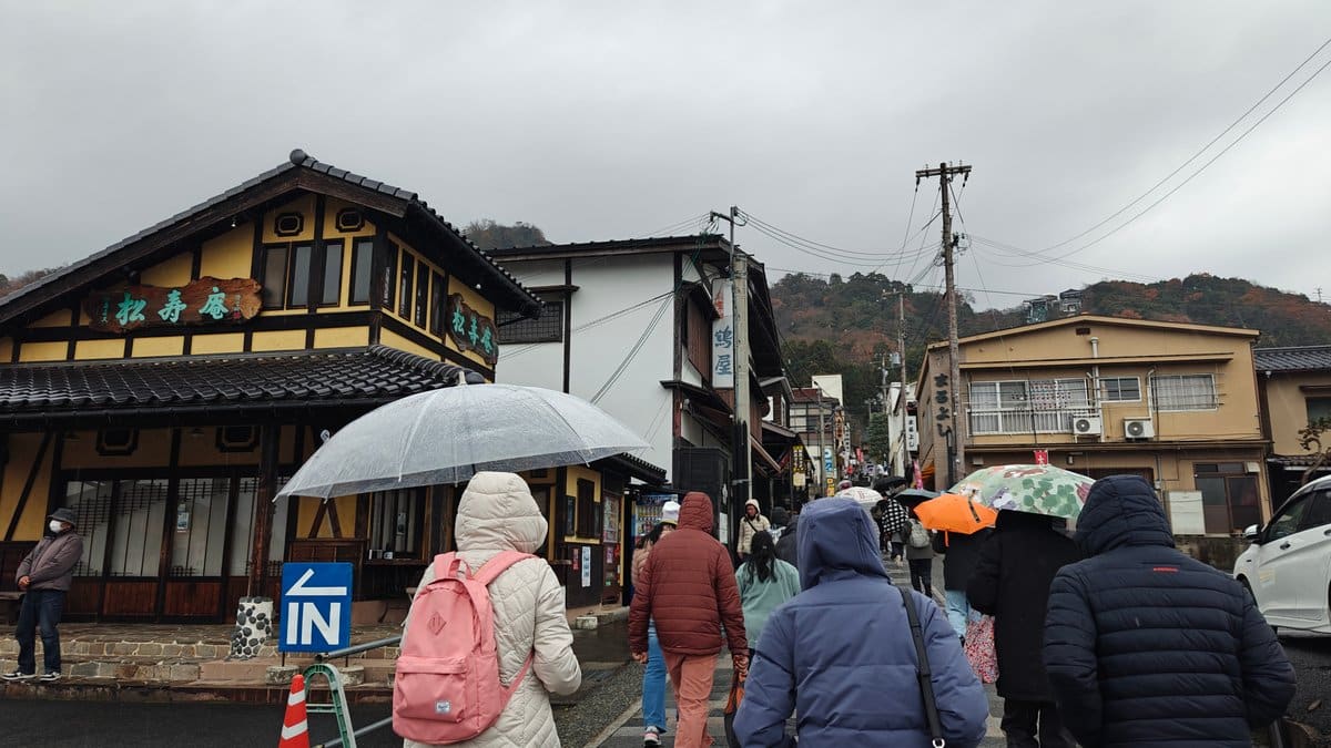 Rainy street approach to the Fuchu cable car