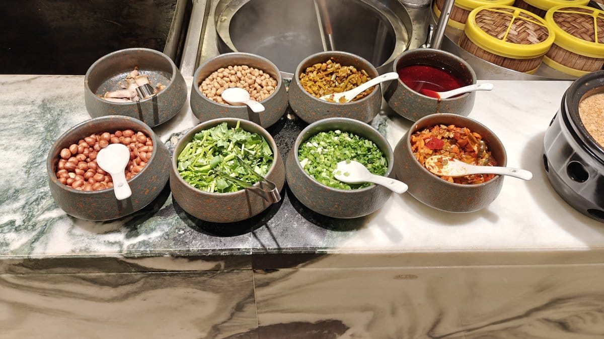 Rice noodle toppings bowls