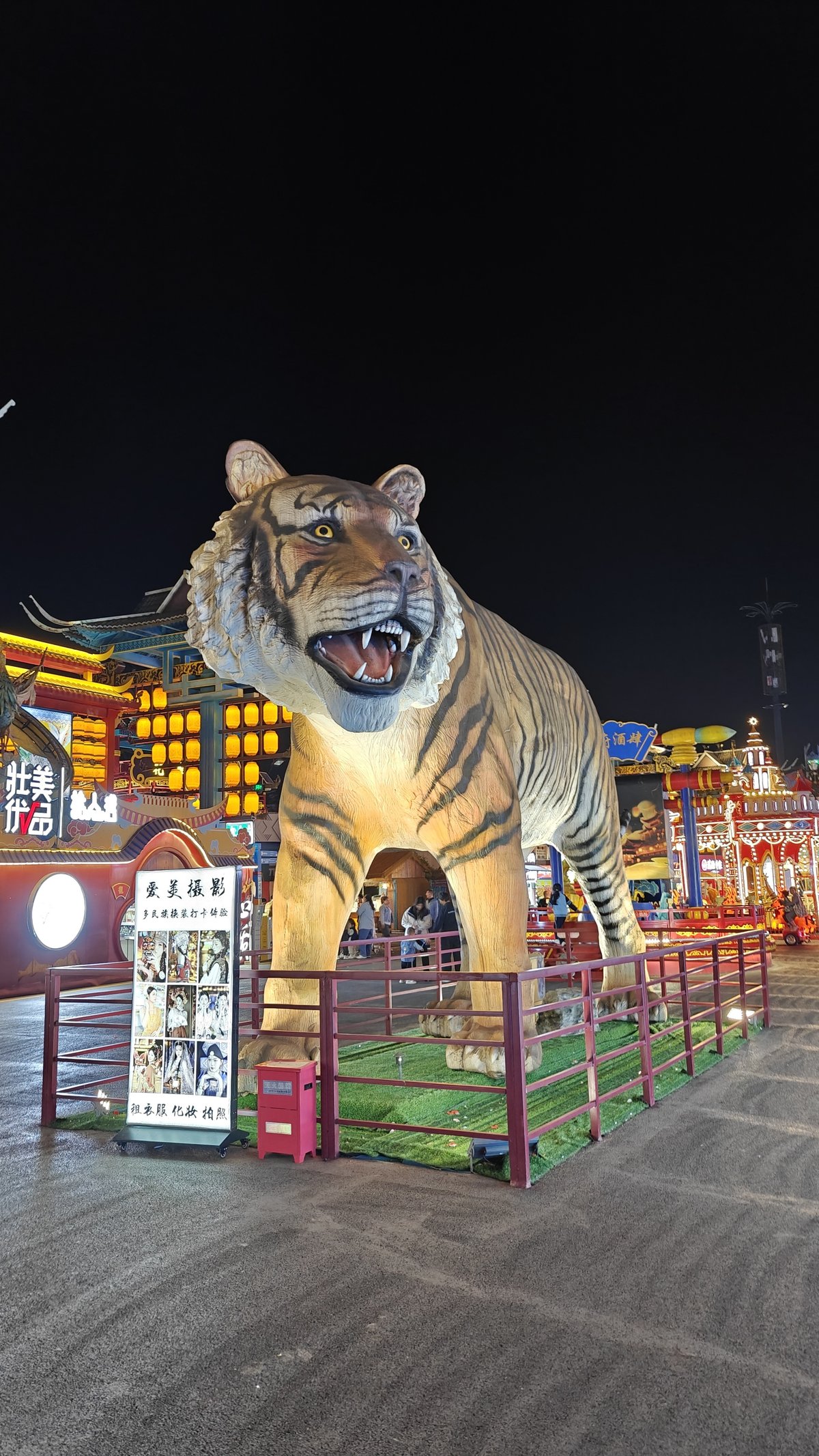 Roaring giant tiger sculpture