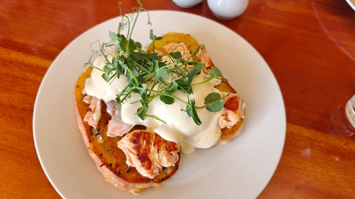 Salmon eggs Benedict