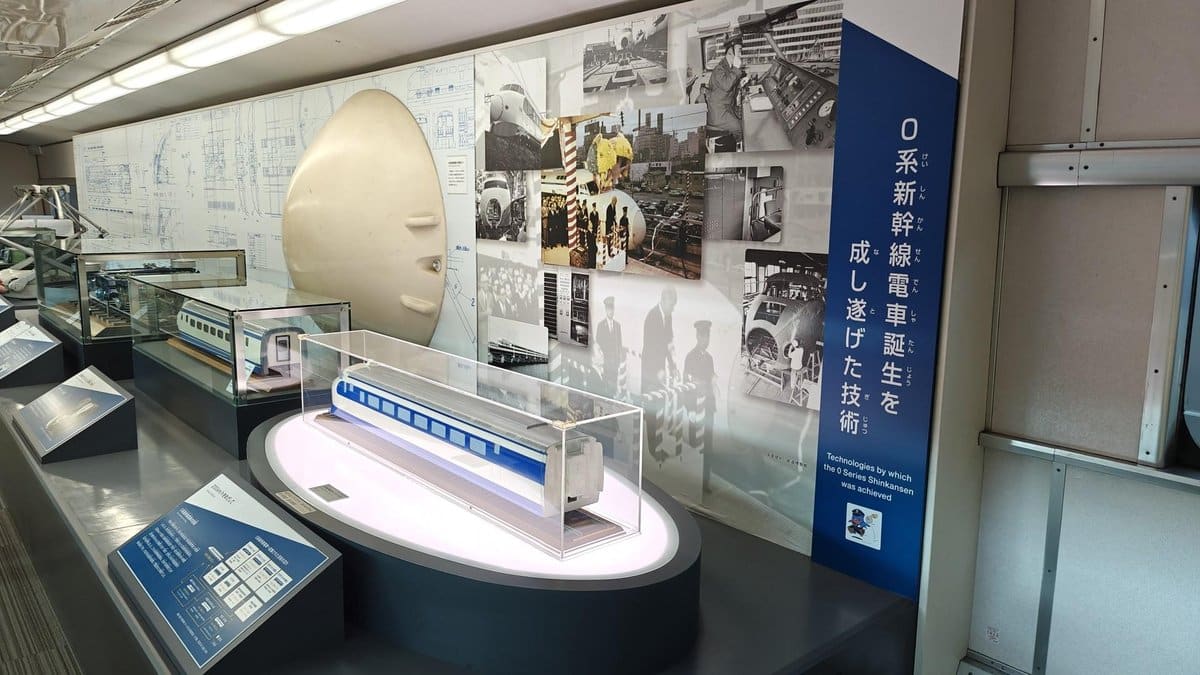 Shinkansen model display with history panel