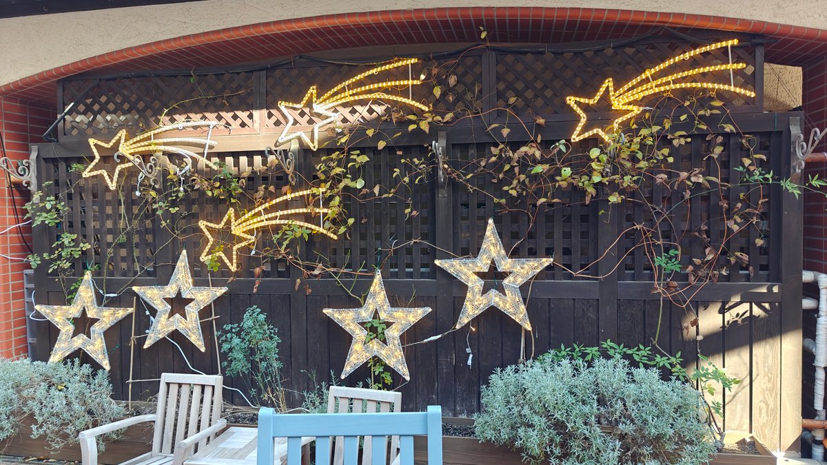 Shooting-star and star light decorations on the terrace