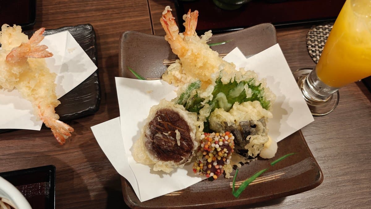 Shrimp tempura with vegetables and dipping sauce, top-down