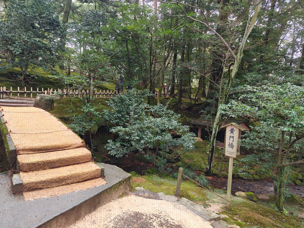 Stone bridge with straw mats