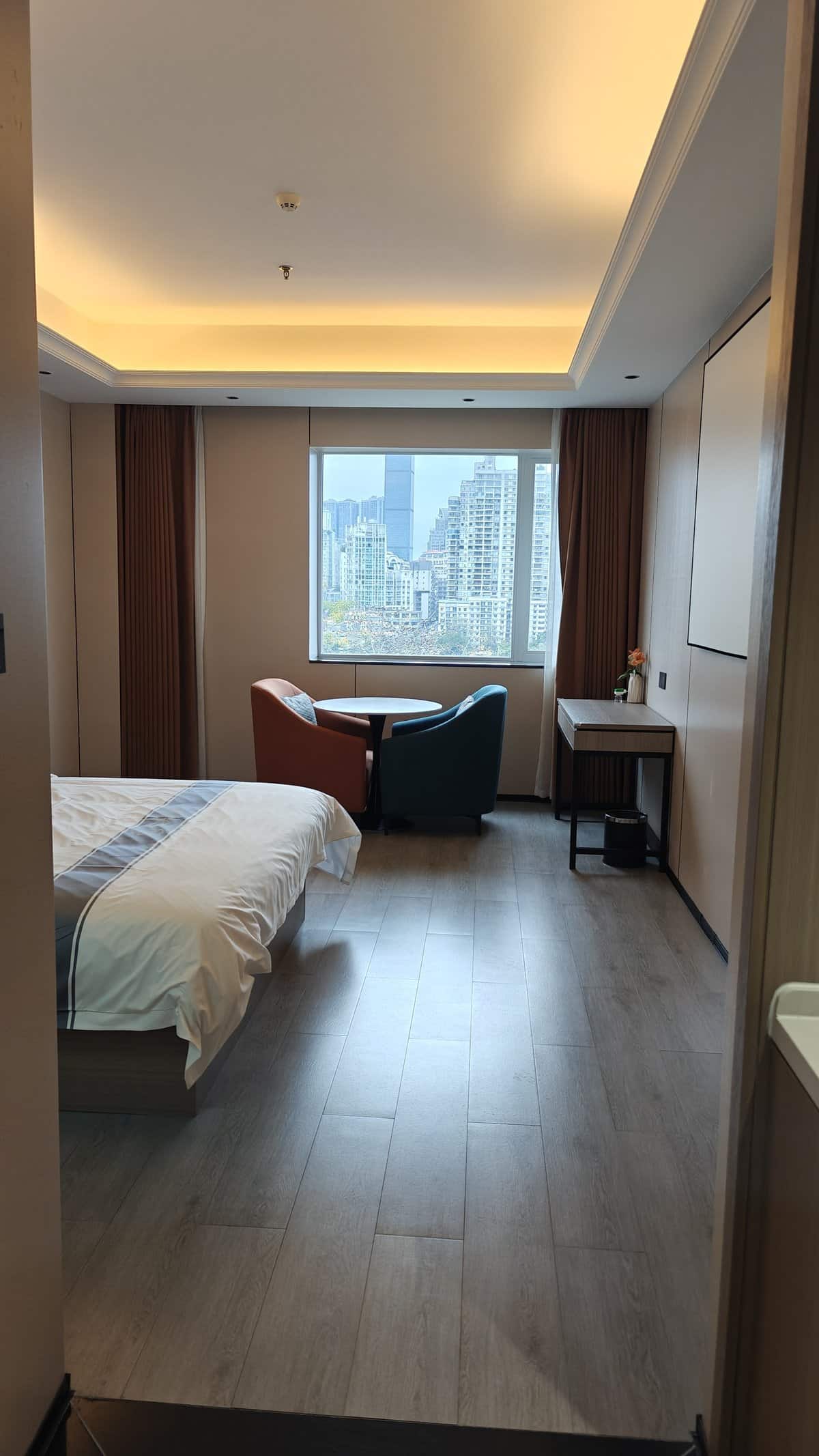 Suite overview with skyline