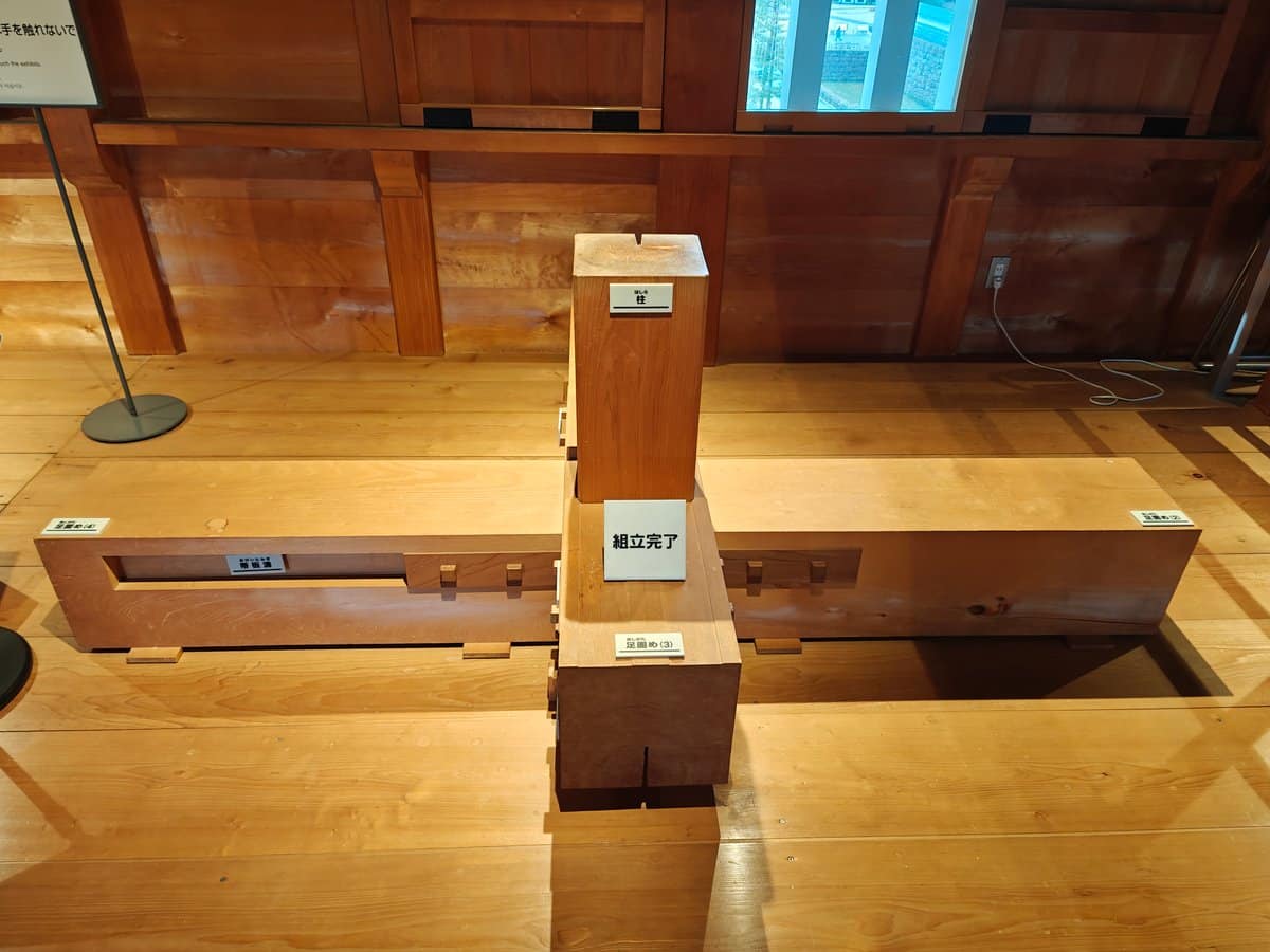 The same 木組(柱脚部仕口) exhibit in the 組立完了 (assembly-complete)