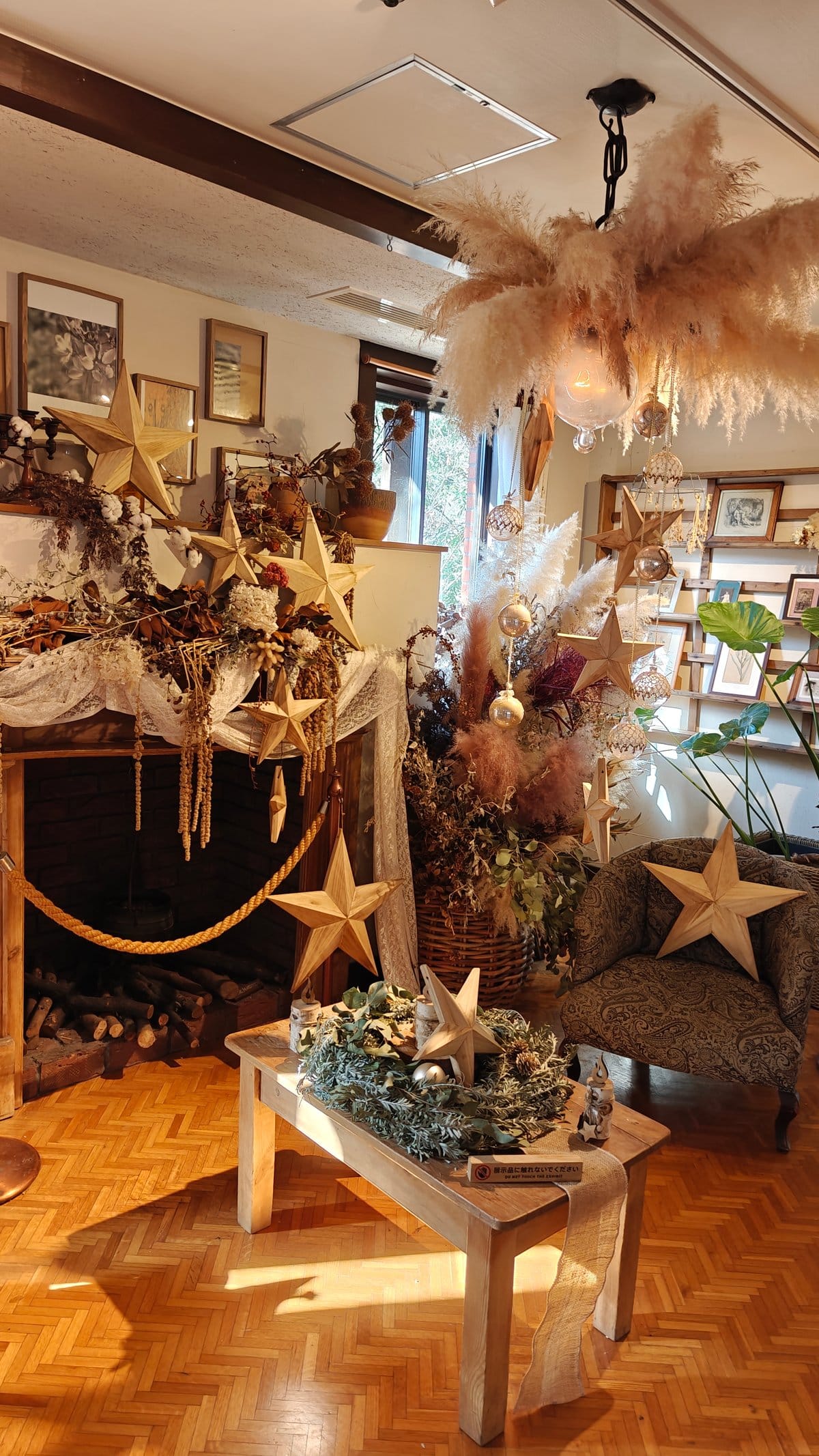 Themed room with pampas grass and a rustic