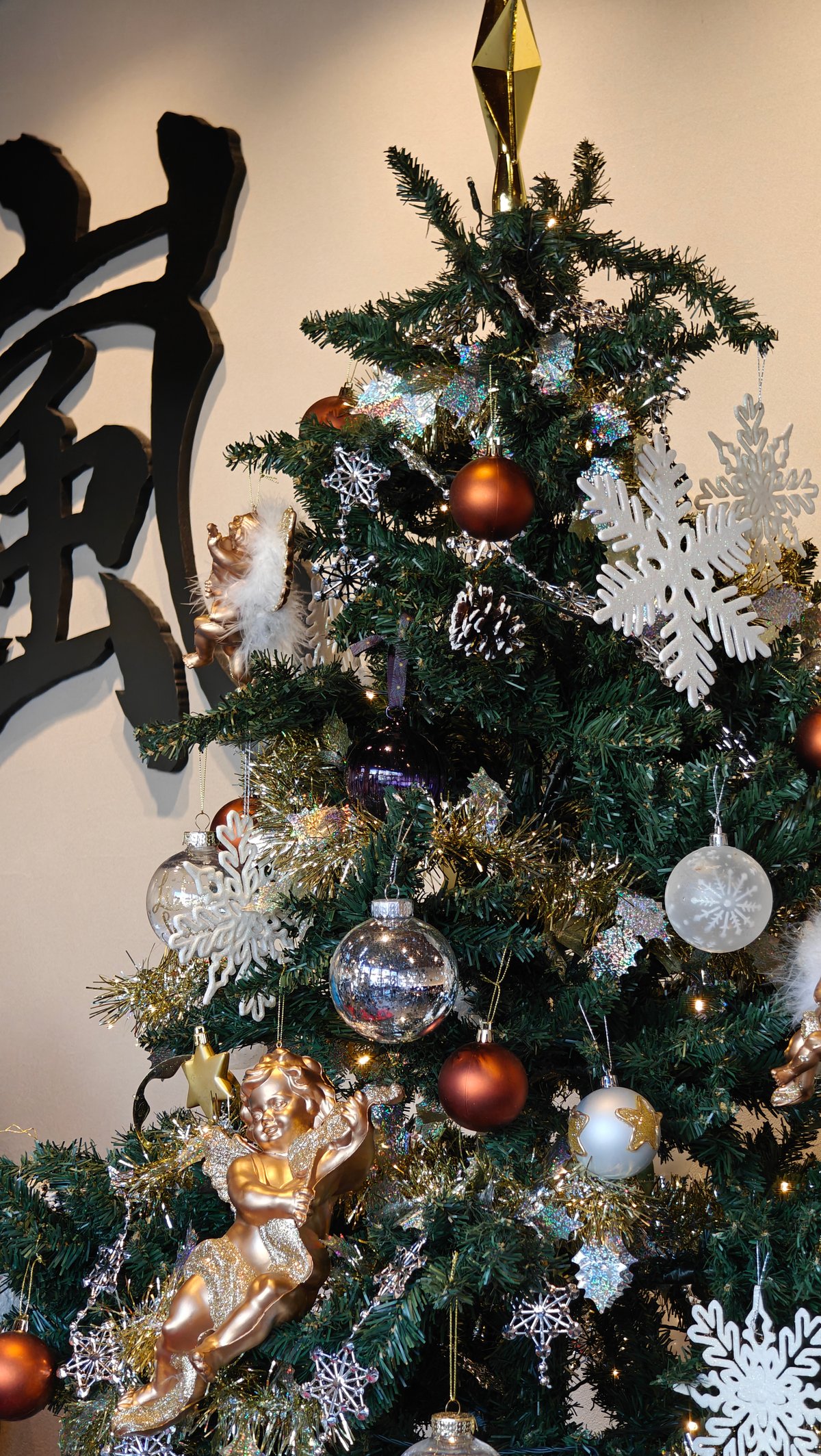 Tree gold cherub snowflake ornaments