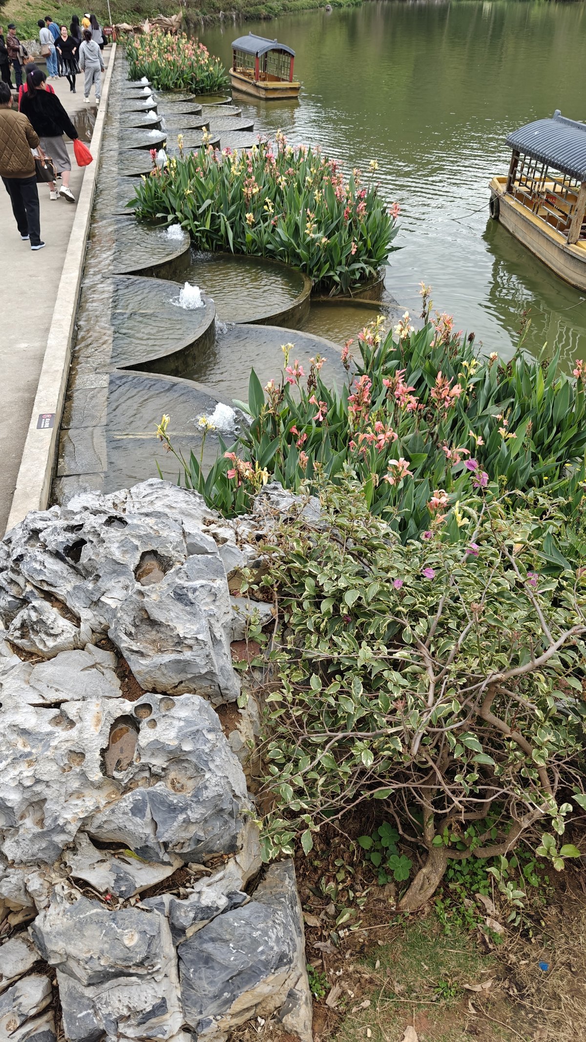Waterfront scenic stone pavement
