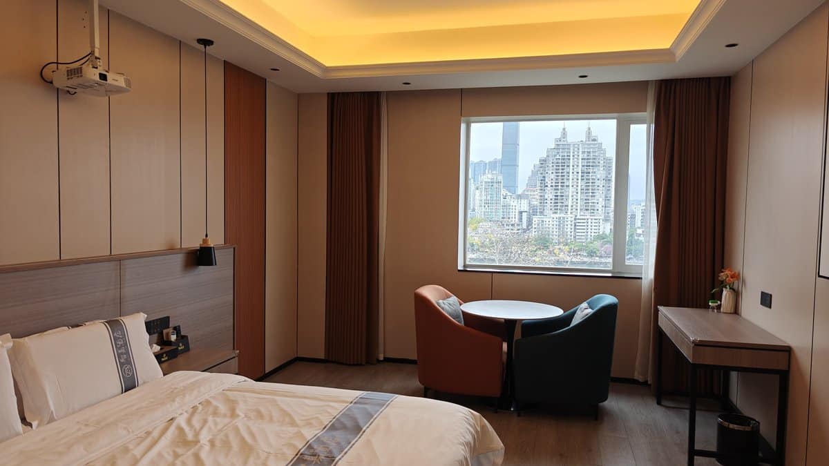 Wide suite bed and armchairs