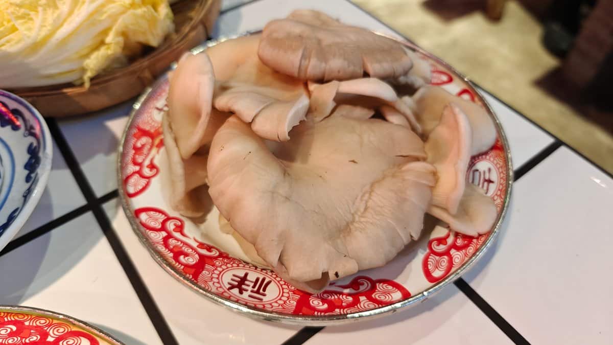 A plate of fresh 平菇 (oyster mushrooms).