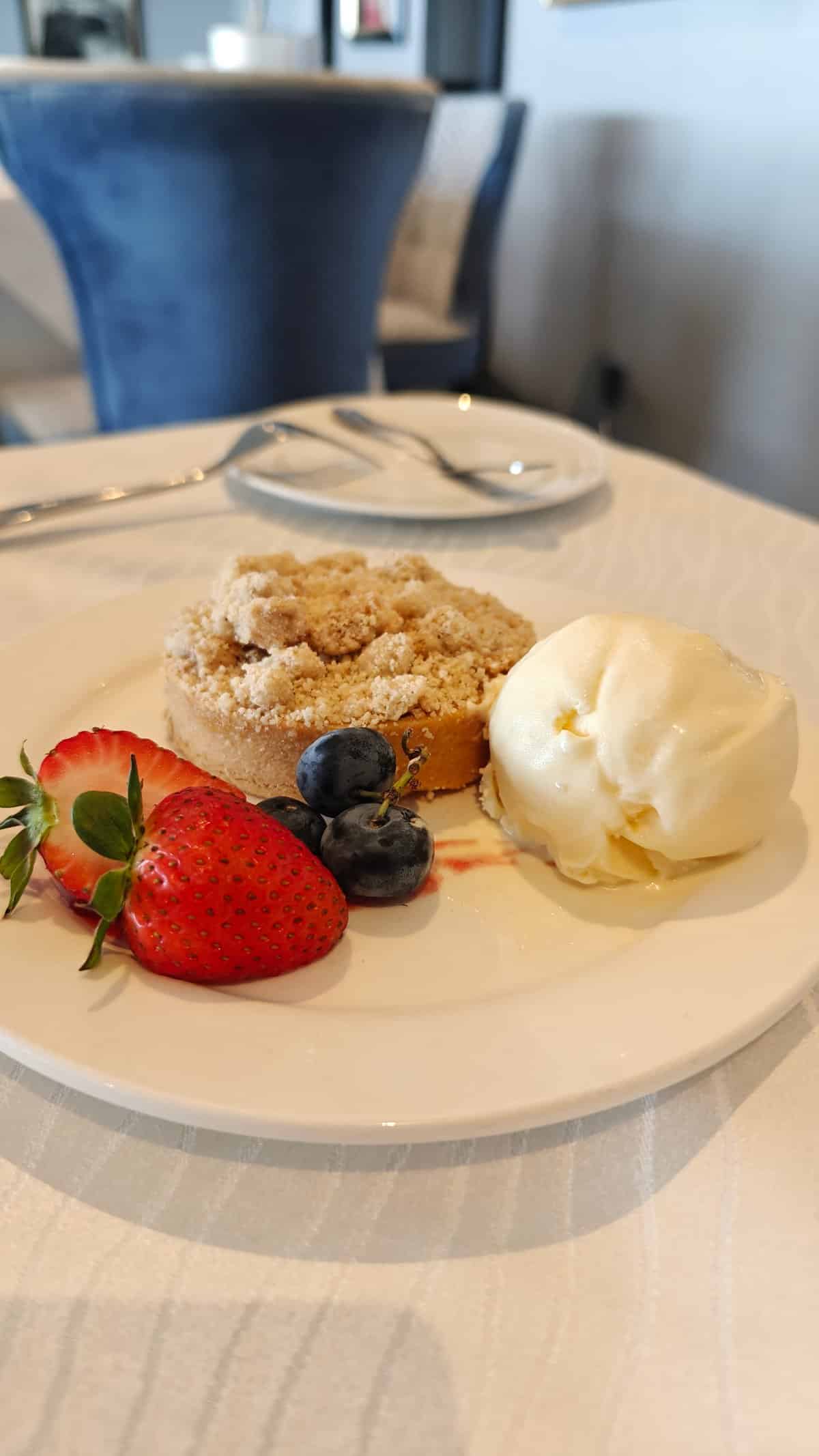 Apple crumble with vanilla ice cream