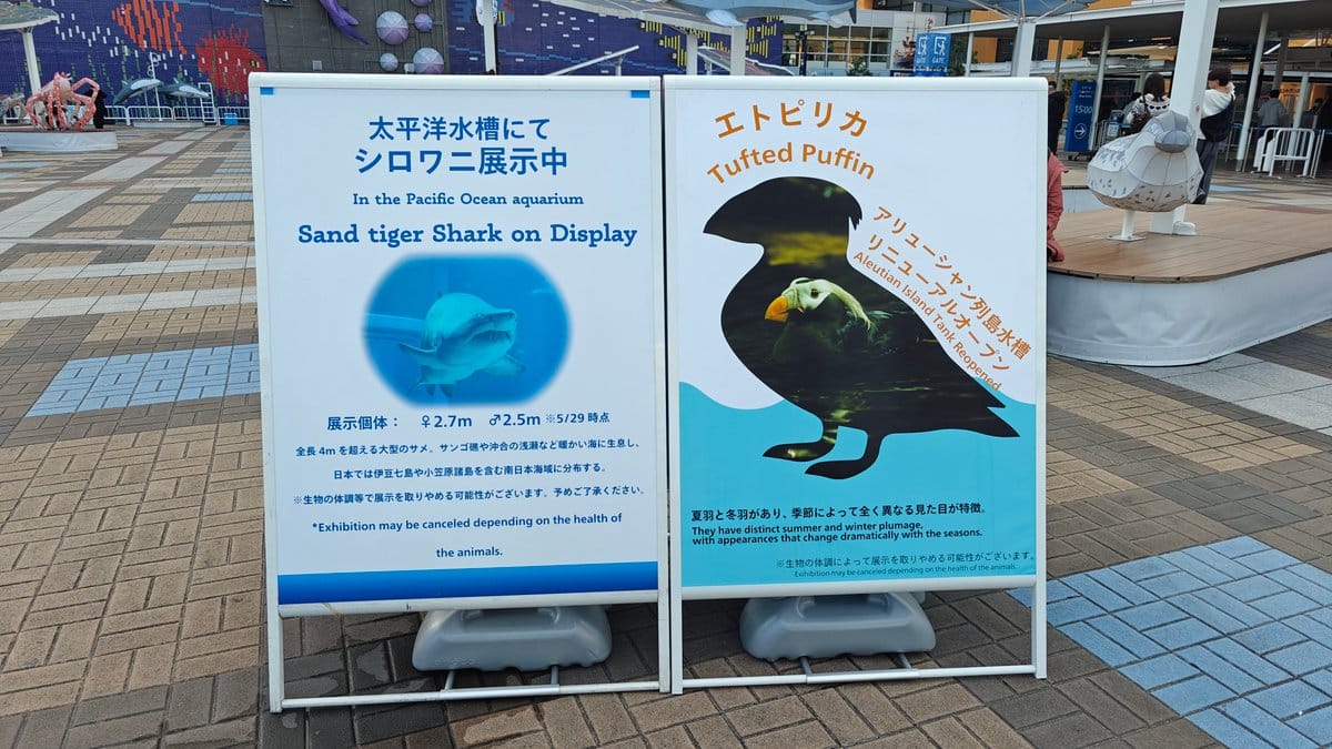Aquarium hours and crowd sign
