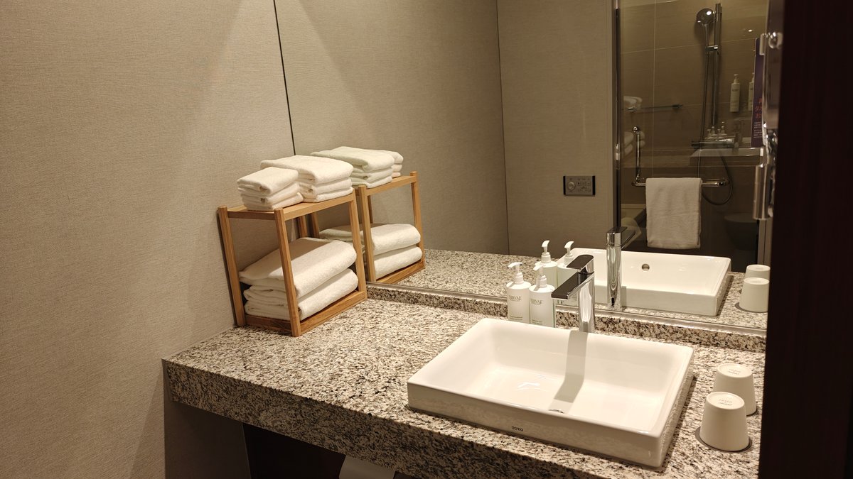 Bathroom vanity sink towels
