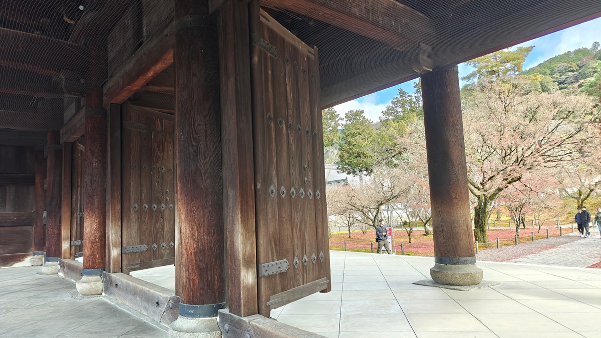 Beneath Sanmon massive columns