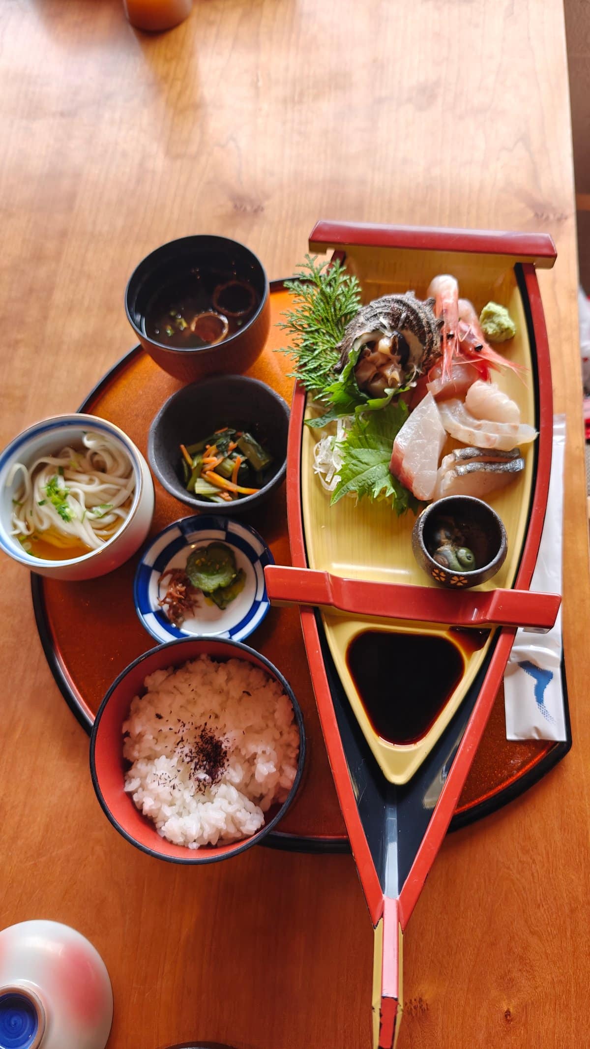 Boat-shaped sashimi set meal