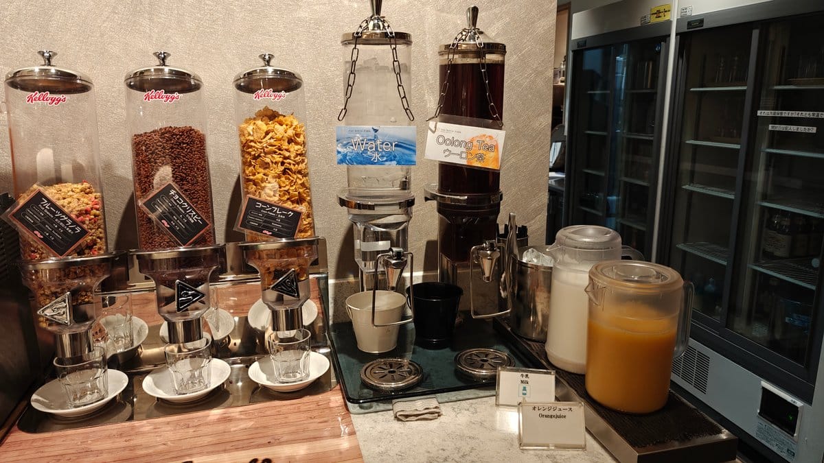Cereal and granola dispensers with glass jars, juice