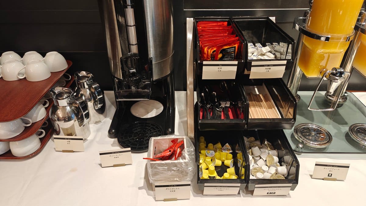 Coffee machine and buffet condiments