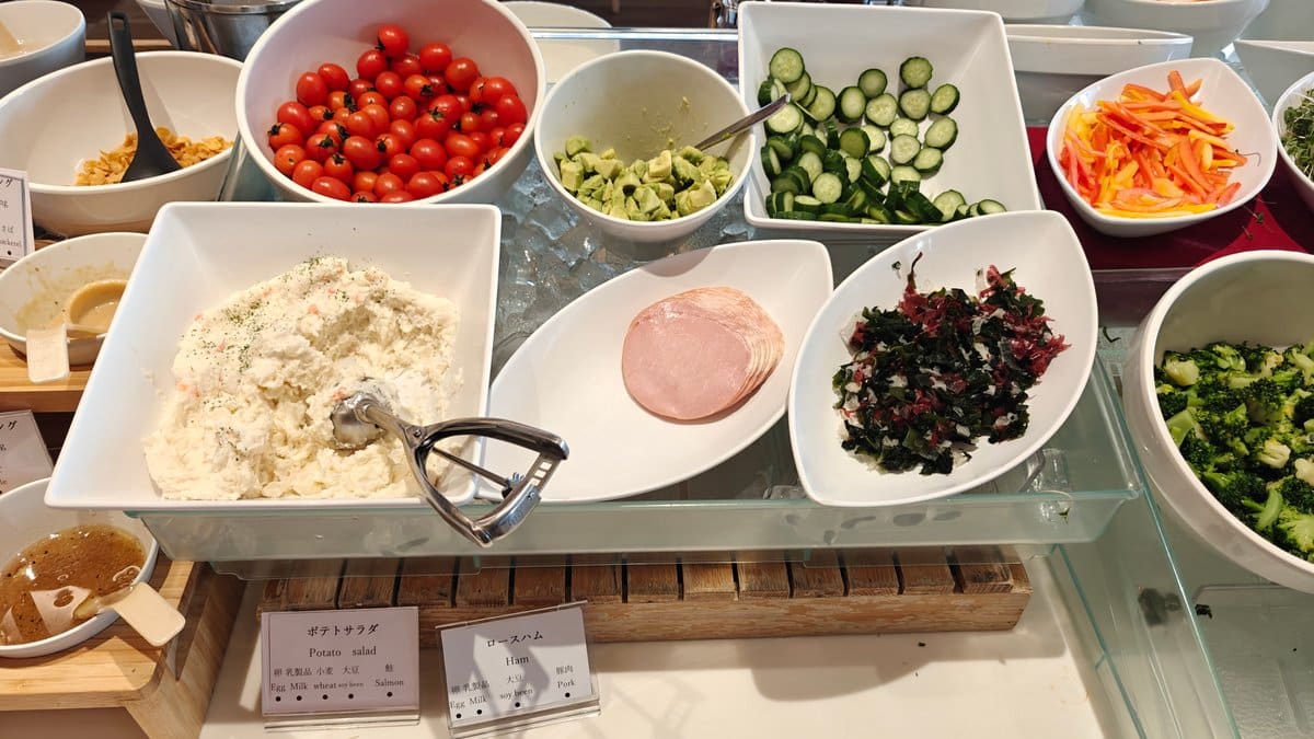 Cold-dish station with cherry tomatoes, ham and vegetables