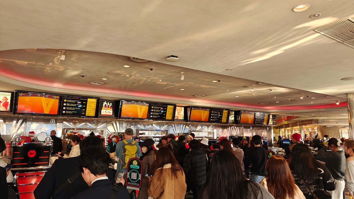 Crowded ordering area with long queue of visitors,
