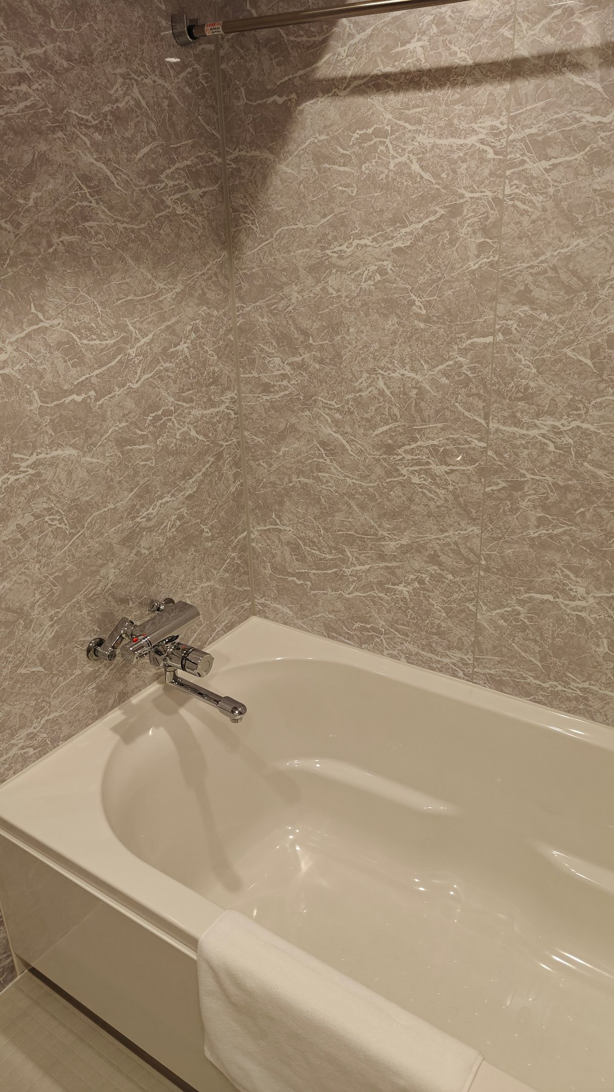 Deep bathtub marble-pattern walls