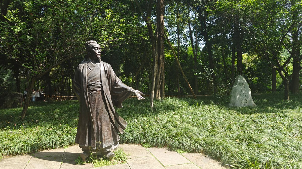 Du Fu bronze statue in garden