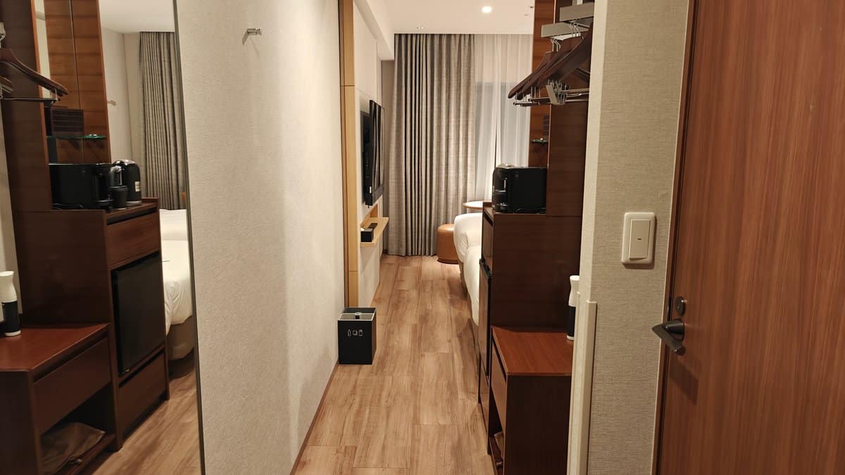 Guest-room entry hallway view