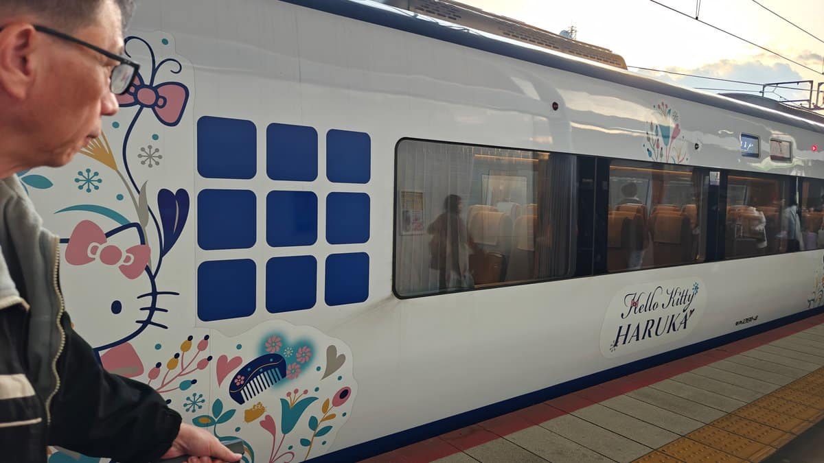 Hello Kitty Haruka at platform