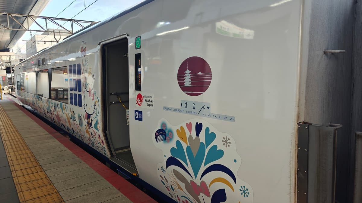 Hello Kitty Haruka exterior