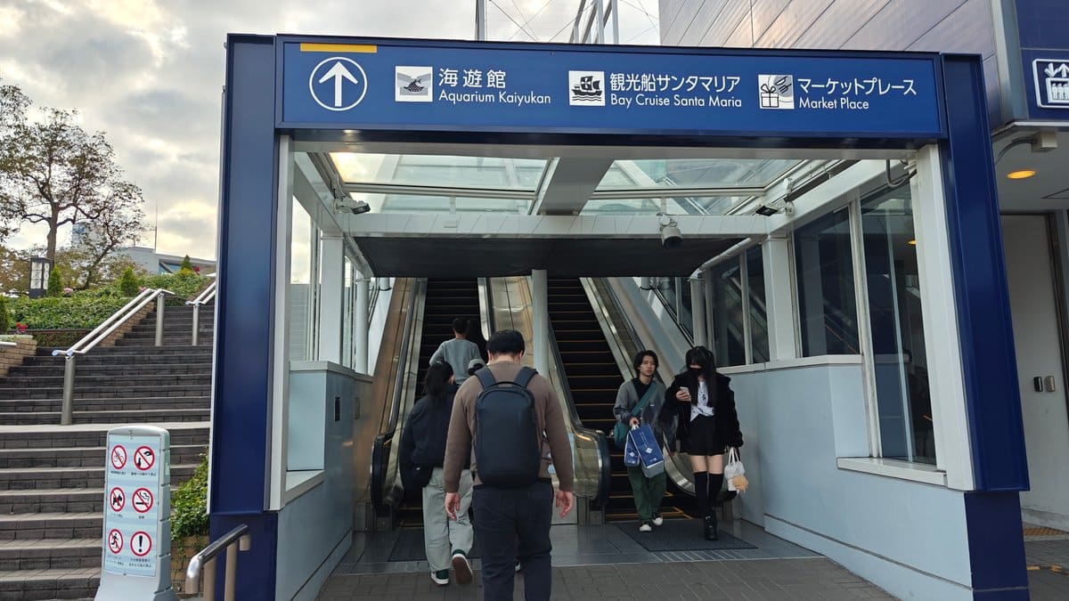 Kaiyukan entrance with visitors
