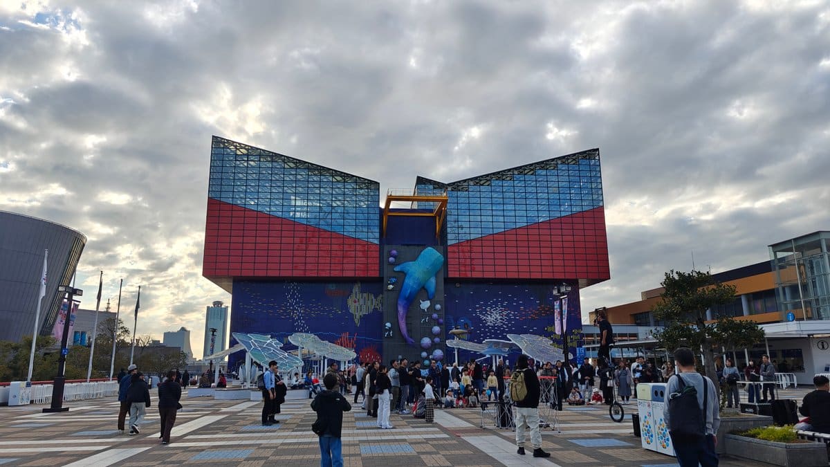 Kaiyukan exterior whale shark art