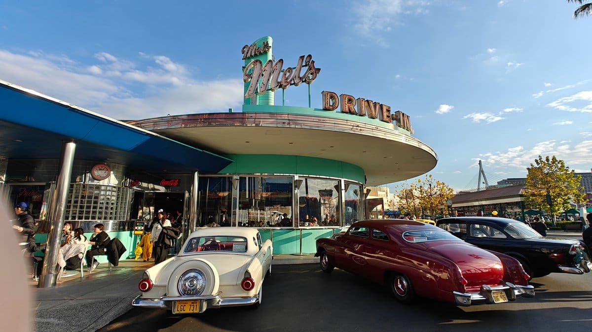Mel's Drive-In neon exterior