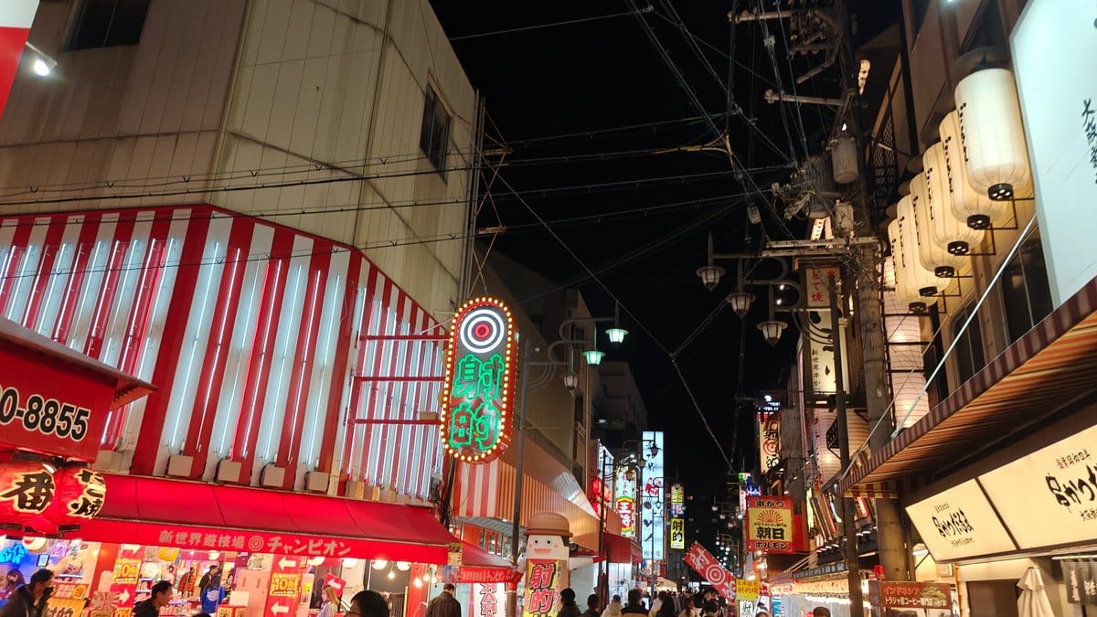 Neon signs striped arcade street