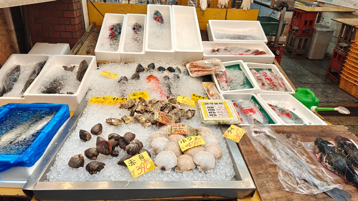 Outdoor fish stall — whole fish on ice,