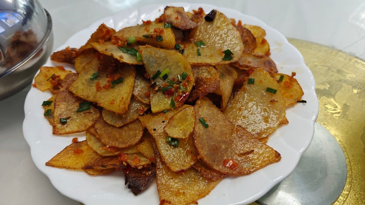 Pan-fried spicy potato slices