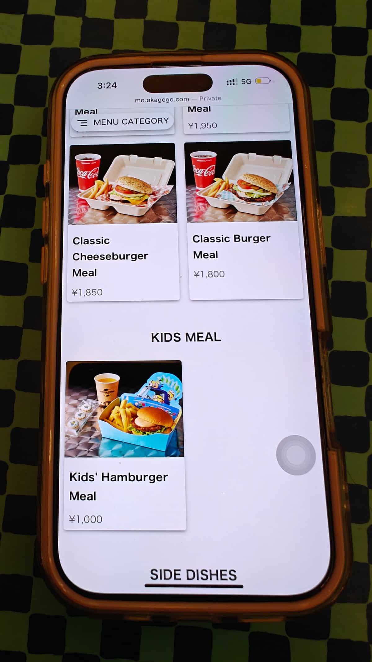 Phone screen showing Classic Cheeseburger ¥1,850, Classic Burger